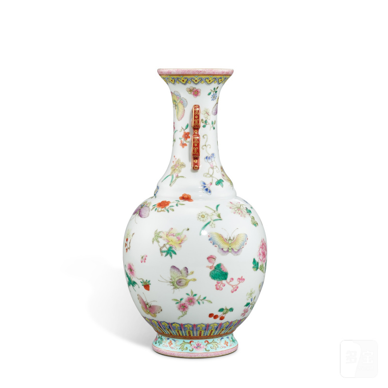 A famille-rose 'butterfly' handled vase, Republican period | 民國 粉彩花蝶紋雙耳瓶 《大清嘉慶年製》仿款 - 图3